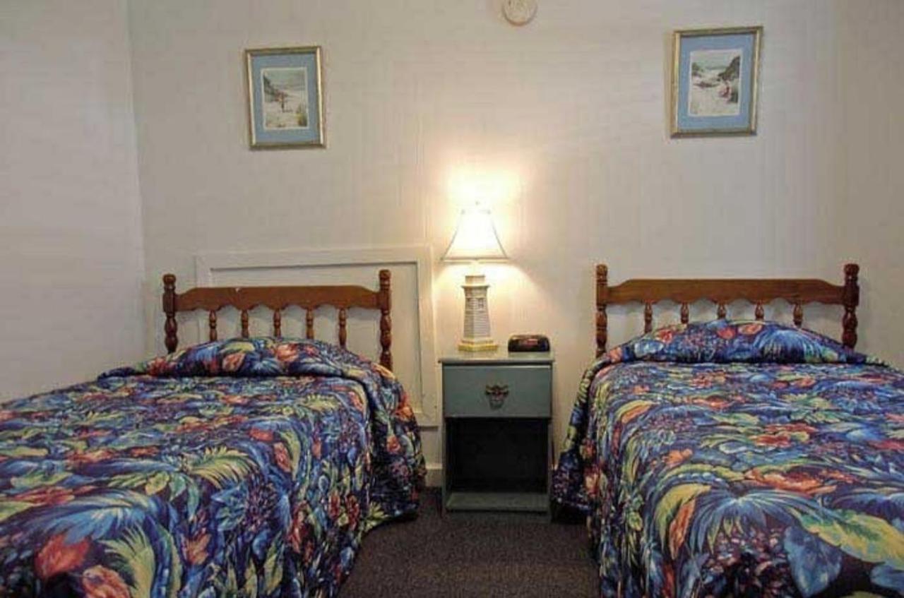 Carriage House & Motel 2*