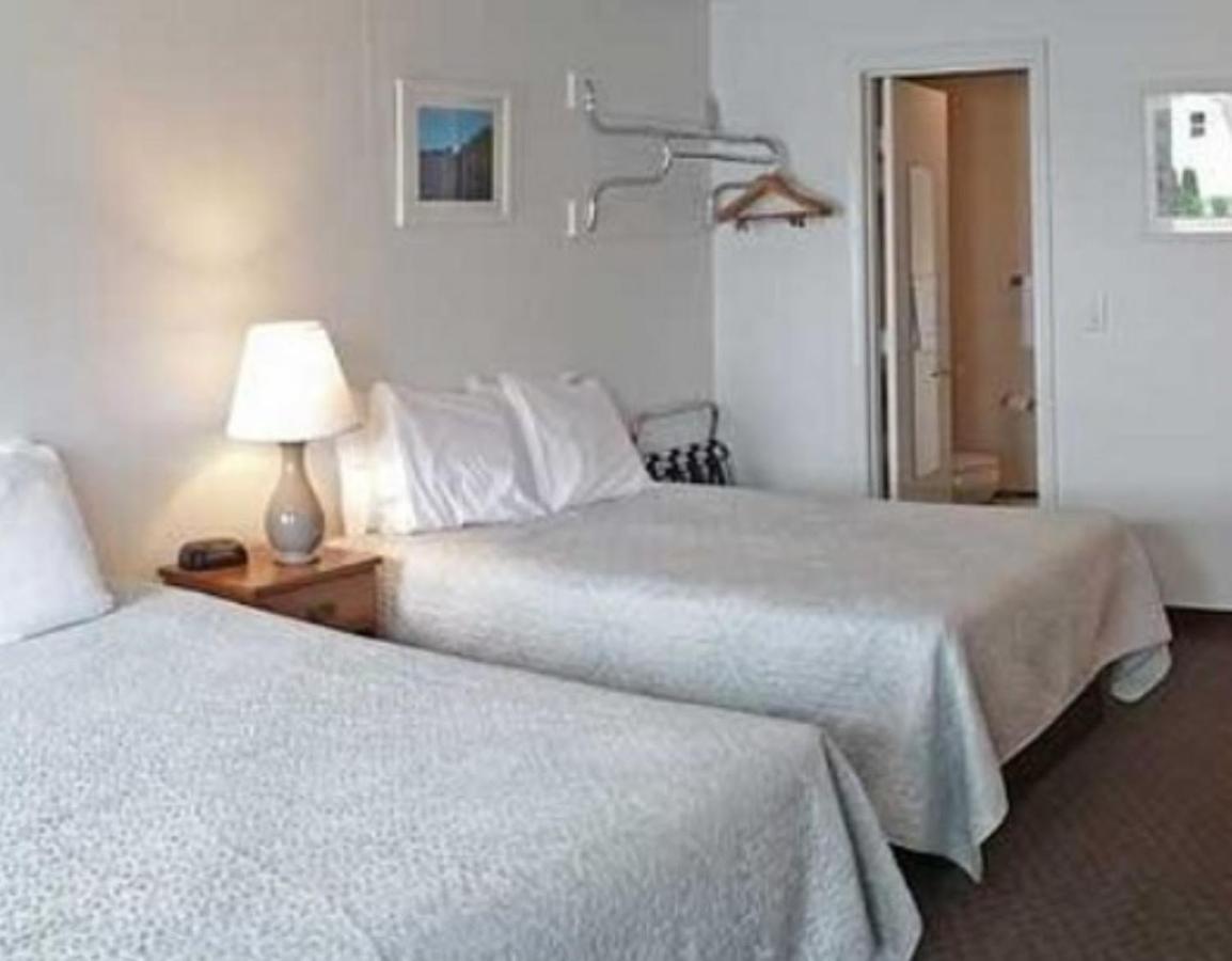 Motel Carriage House &