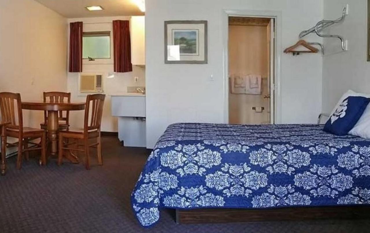 Carriage House & Motel Wells